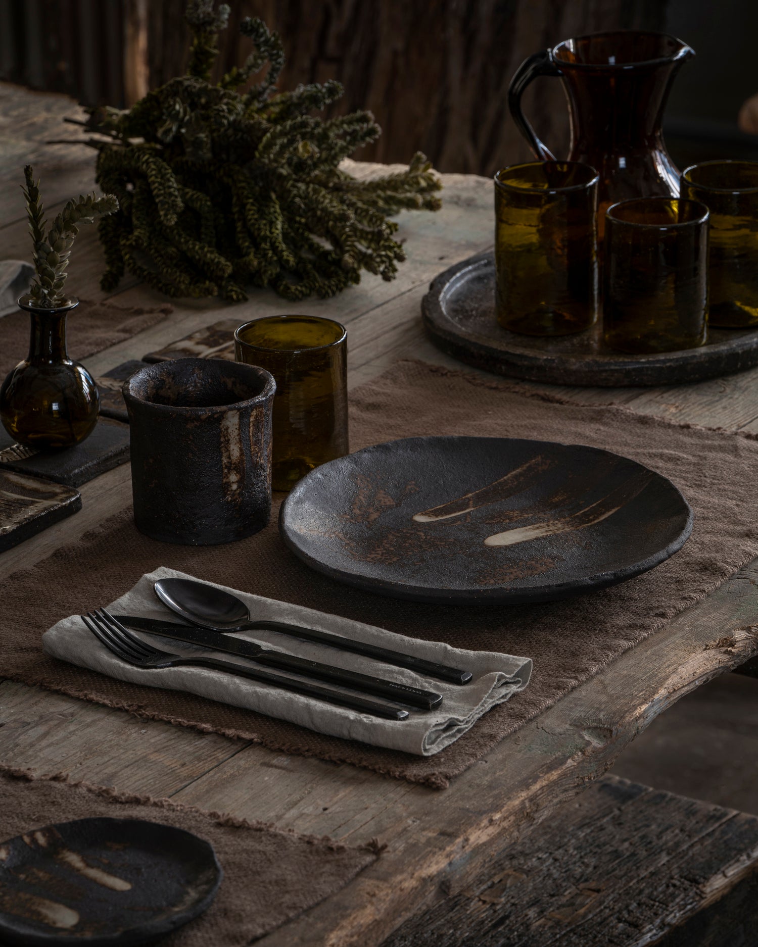 Service de table artisanal en grès noir