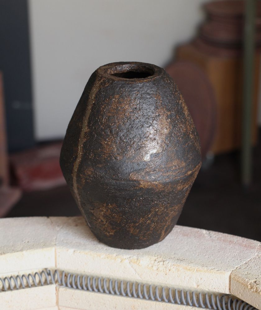 vase noir artisanal
