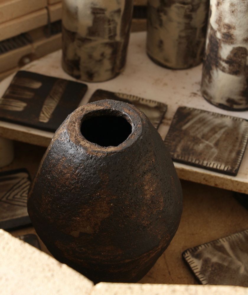 vase noir en céramique