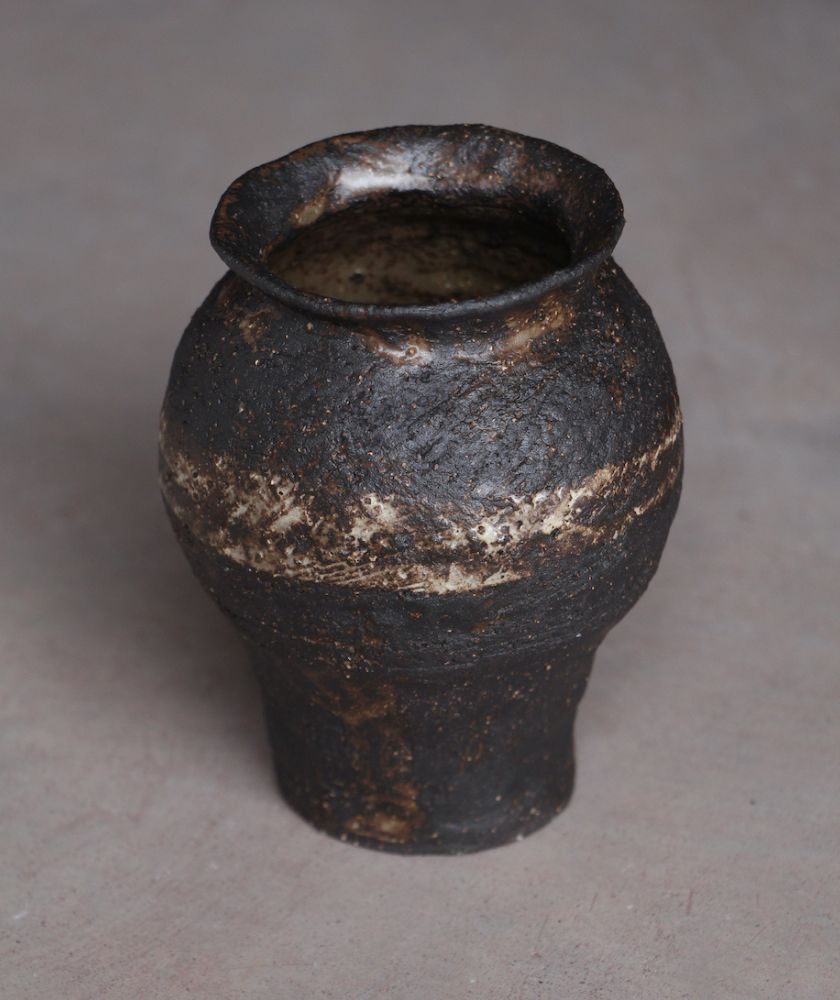 petit vase noir en céramique artisanale