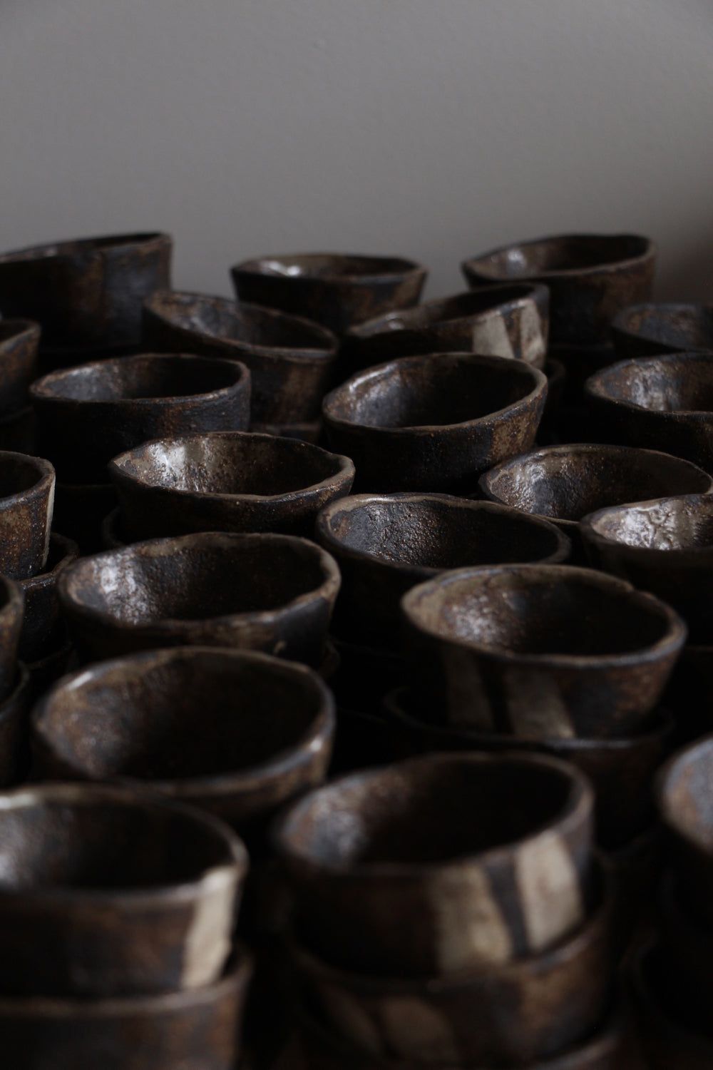 tasses noires fabriquées à la main par la céramiste Elea Lelimouzin
