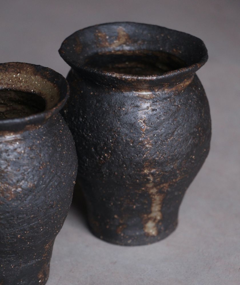 petit vase artisanal en grès noir
