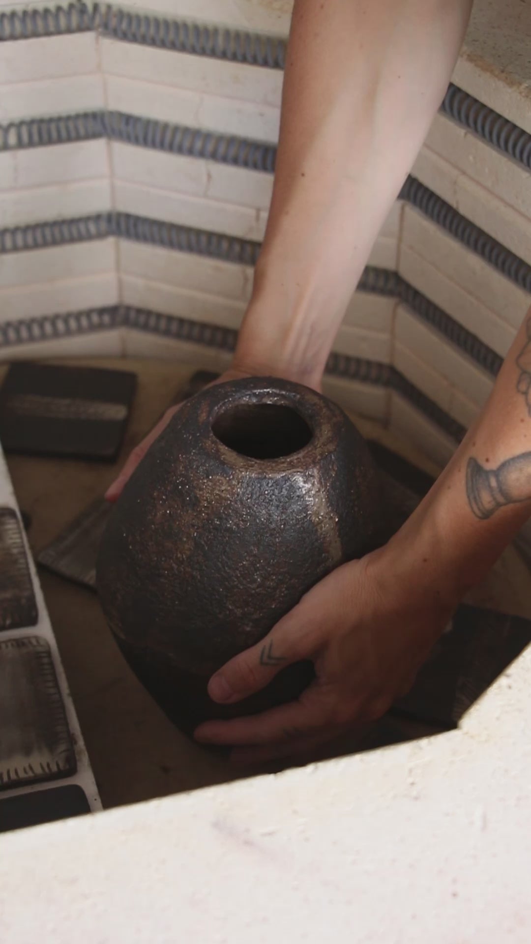 vase artisanal noir en céramique