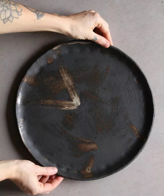 grande assiette noire en céramique